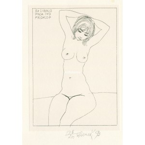 Sedící akt s rukama za hlavou