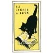 Kočka listuje v knize